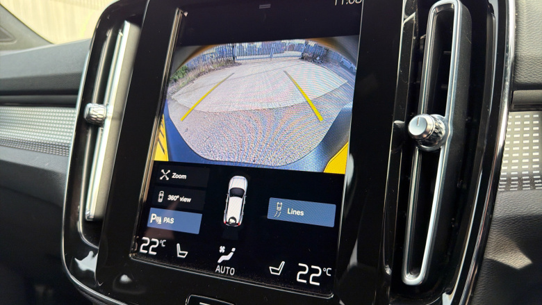 Volvo Xc40 2.0 B4P R DESIGN Pro 5dr AWD Auto Petrol Estate